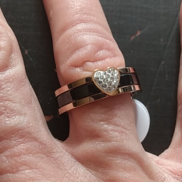 Looser Titanium stainless steel heart ring - Picture 3 of 7